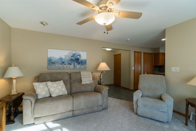 214 Donald Dr, Alburnett, IA 52202