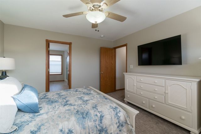 214 Donald Dr, Alburnett, IA 52202