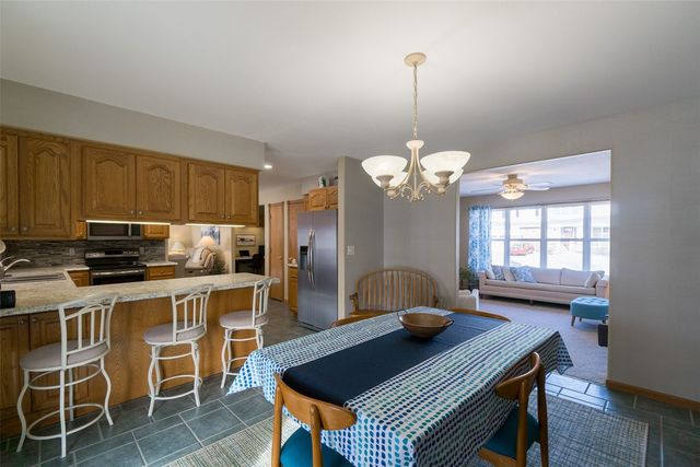 214 Donald Dr, Alburnett, IA 52202
