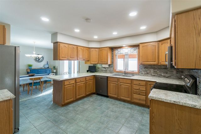 214 Donald Dr, Alburnett, IA 52202