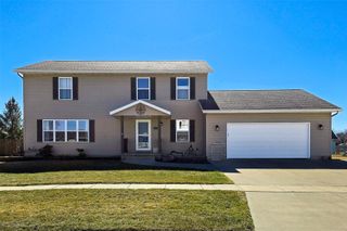 214 Donald Dr, Alburnett, IA 52202