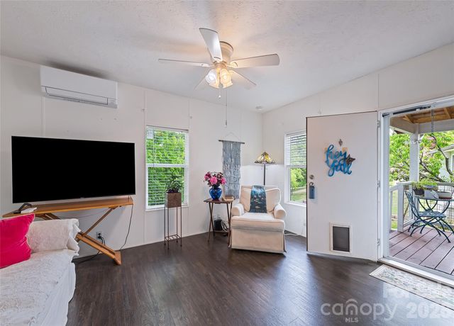 17 King Drive, Leicester, NC 28748