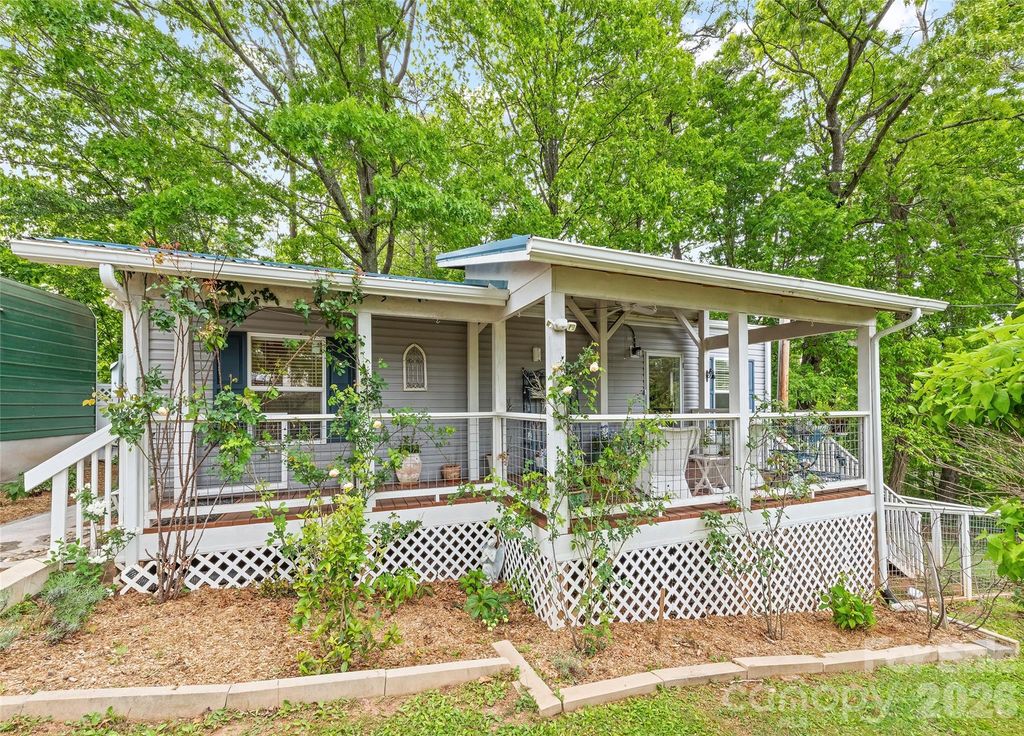 17 King Drive, Leicester, NC 28748