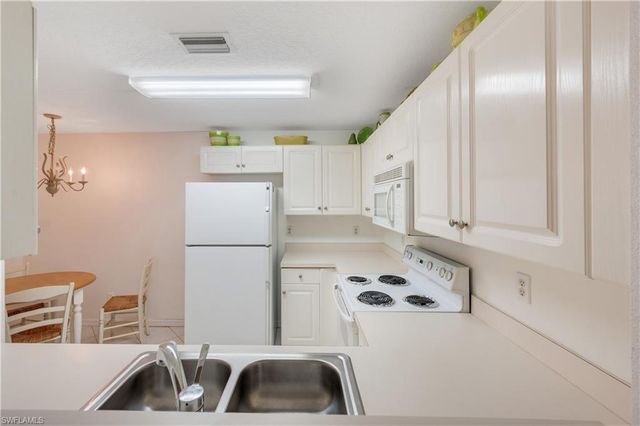 2555 Aspen Creek LN 102, Naples, FL 34119