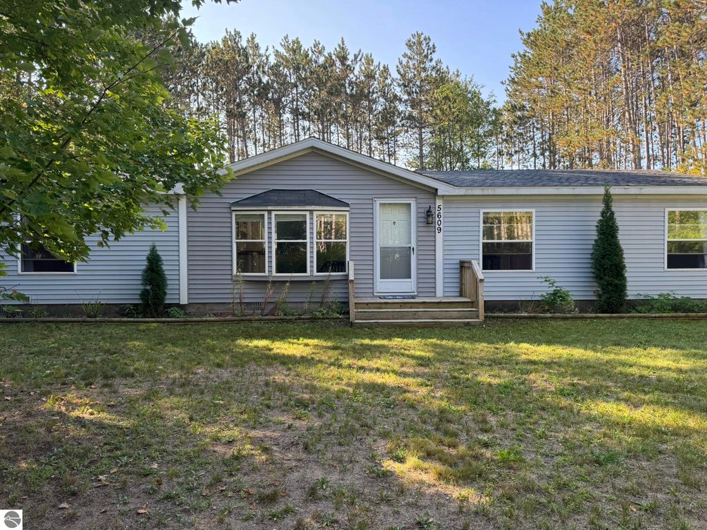 5609 Pine Aire, Grawn, MI 49637