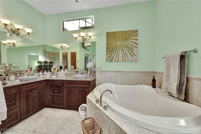 907 SW 51st TER, Cape Coral, FL 33914