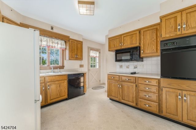 123 Lilac Dr, Clinton Twp., NJ 08801