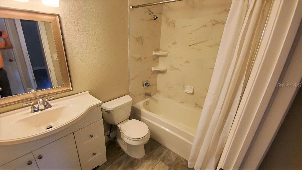 Image 9 of property listing at 2524 JUNIPER DRIVE, Edgewater, FL 32141