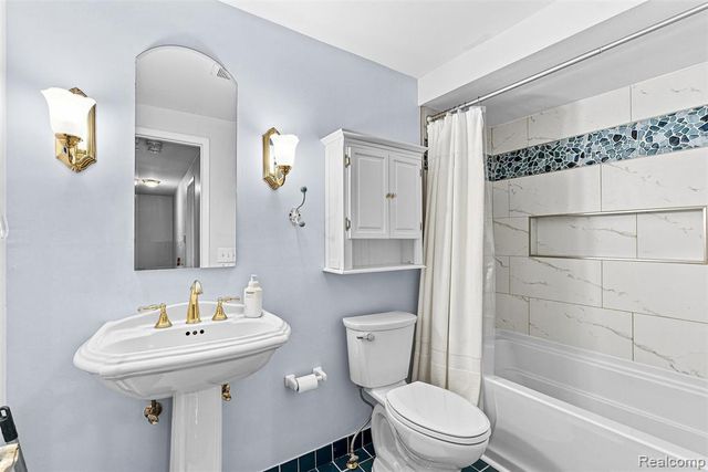2326 Highsplint Drive, Rochester Hills, MI 48307