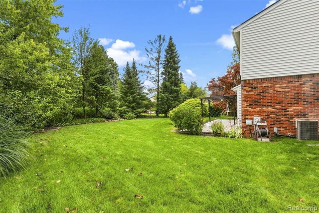 2326 Highsplint Drive, Rochester Hills, MI 48307