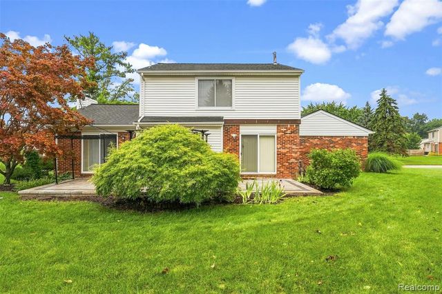 2326 Highsplint Drive, Rochester Hills, MI 48307