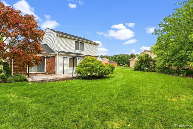 2326 Highsplint Drive, Rochester Hills, MI 48307