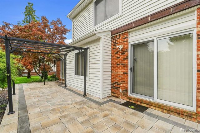 2326 Highsplint Drive, Rochester Hills, MI 48307