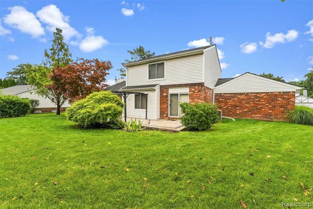 2326 Highsplint Drive, Rochester Hills, MI 48307