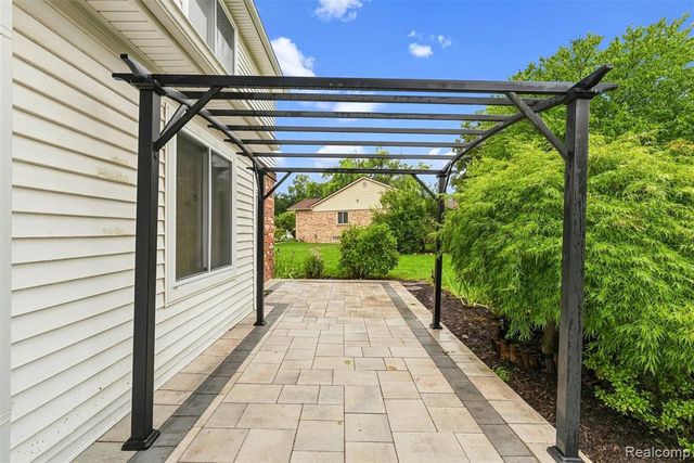 2326 Highsplint Drive, Rochester Hills, MI 48307
