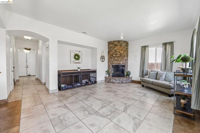 19 Minaret Rd, Oakley, CA 94561