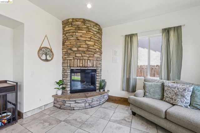 19 Minaret Rd, Oakley, CA 94561