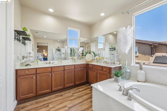 19 Minaret Rd, Oakley, CA 94561