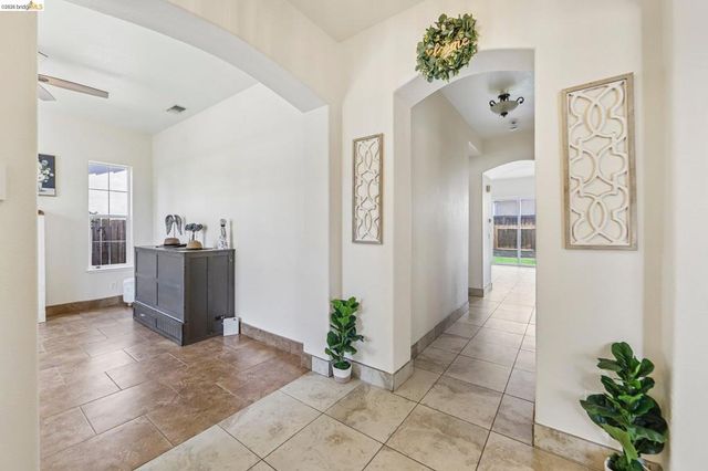 19 Minaret Rd, Oakley, CA 94561
