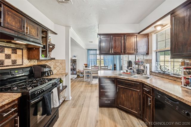 1800 W Hot Springs Street S, Broken Arrow, OK 74011