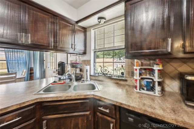 1800 W Hot Springs Street S, Broken Arrow, OK 74011