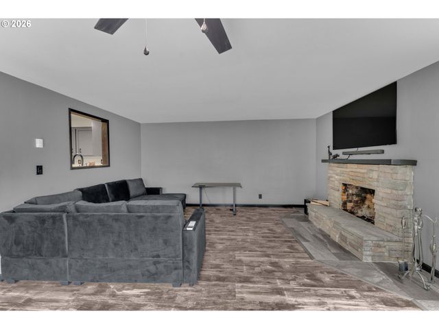 1735 RAINBOW Dr, Springfield, OR 97477