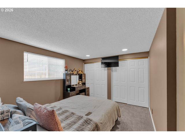 1735 RAINBOW Dr, Springfield, OR 97477