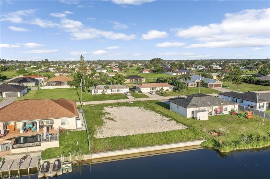 Image 14 of property listing at 2017 NE 10th PL, Cape Coral, FL 33909