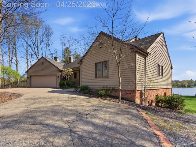9990 Sashabaw Road, Independence Charter Township, MI 48348