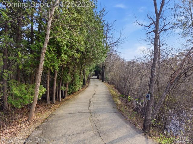 9990 Sashabaw Road, Independence Charter Township, MI 48348