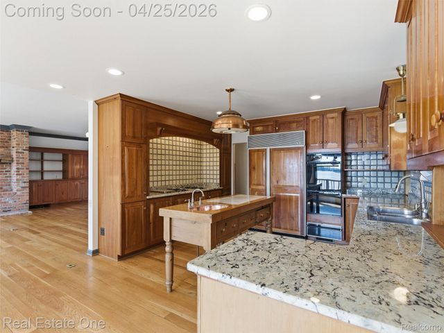 9990 Sashabaw Road, Independence Charter Township, MI 48348