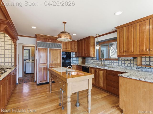 9990 Sashabaw Road, Independence Charter Township, MI 48348
