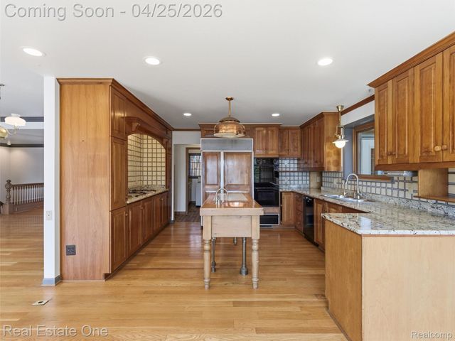 9990 Sashabaw Road, Independence Charter Township, MI 48348