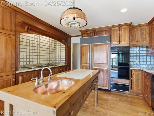 9990 Sashabaw Road, Independence Charter Township, MI 48348
