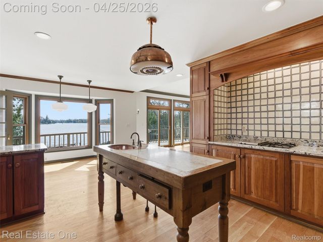 9990 Sashabaw Road, Independence Charter Township, MI 48348