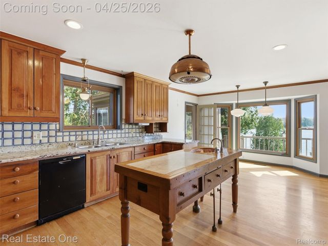 9990 Sashabaw Road, Independence Charter Township, MI 48348