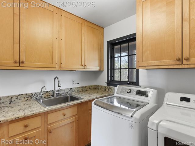 9990 Sashabaw Road, Independence Charter Township, MI 48348