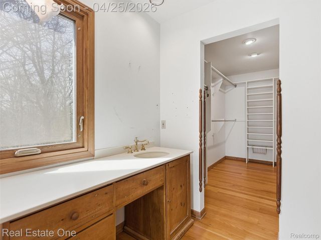 9990 Sashabaw Road, Independence Charter Township, MI 48348