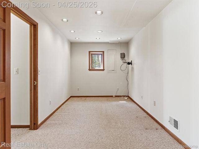 9990 Sashabaw Road, Independence Charter Township, MI 48348
