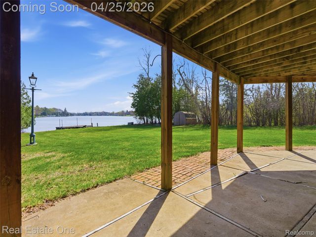9990 Sashabaw Road, Independence Charter Township, MI 48348