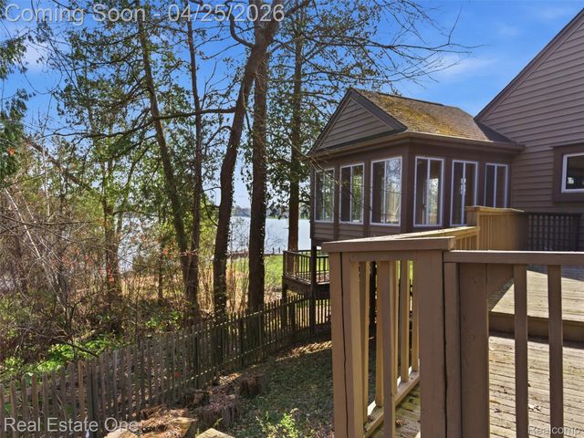 9990 Sashabaw Road, Independence Charter Township, MI 48348