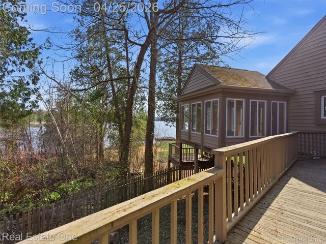 9990 Sashabaw Road, Independence Charter Township, MI 48348