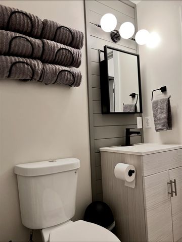 121 Henderson Place Place, Cadillac, MI 49601