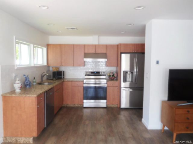 9 Adams Street, East Rockaway, NY 11518