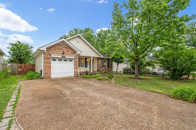 102 Oak Leaf Dr, Hendersonville, TN 37075