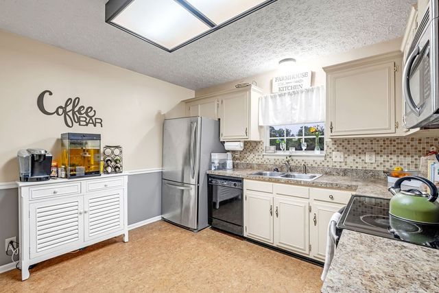 102 Oak Leaf Dr, Hendersonville, TN 37075