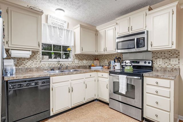 102 Oak Leaf Dr, Hendersonville, TN 37075