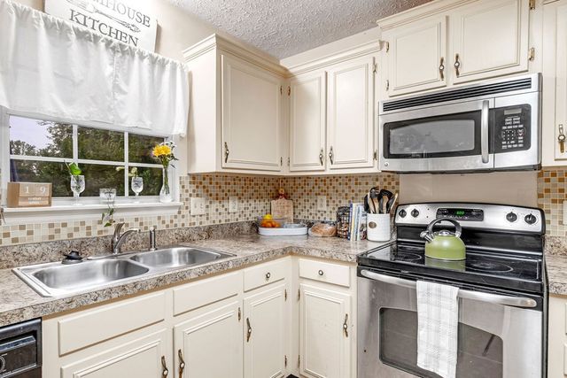 102 Oak Leaf Dr, Hendersonville, TN 37075
