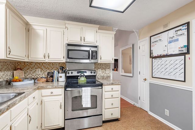 102 Oak Leaf Dr, Hendersonville, TN 37075