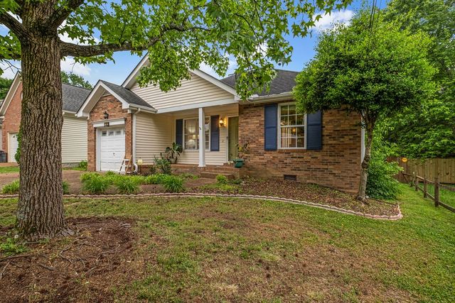 102 Oak Leaf Dr, Hendersonville, TN 37075